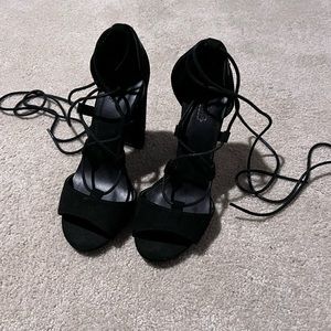 Black Heels with embroidery 🖤